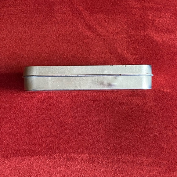 Custom made metal tin with unique nativity picture. - Picture 6 of 10